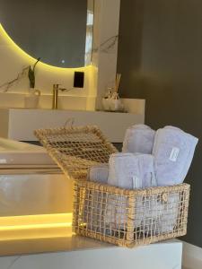 a basket of towels on a counter in a bathroom at Cabana Espelho da Lua in Itá +15 photos