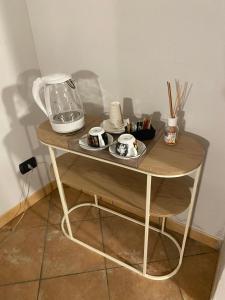 a table with two plates of food on it at Asfodelo rooms in Bra