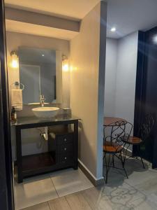 a bathroom with a sink and a mirror at Nueva Vizcaya & Suites in Hidalgo del Parral