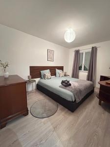 a bedroom with a bed and a dresser in it at Maison Familiale - 7 personnes - Parking privé & Jardin - Disney 24 min in Tournan-en-Brie +32 photos