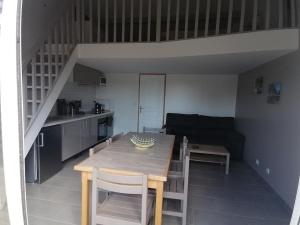 a kitchen and dining room with a table and chairs at Maisonnette Bassin d'Arcachon in Mios