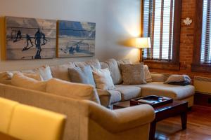 ein Wohnzimmer mit einem Sofa und zwei Sofas in der Unterkunft Luxurious 901 Condos by Fernie Central Reservations in Fernie