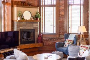 ein Wohnzimmer mit Kamin und zwei Stühlen in der Unterkunft Luxurious 901 Condos by Fernie Central Reservations in Fernie