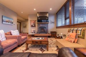 ein Wohnzimmer mit Sofa und Kamin in der Unterkunft Luxurious 901 Condos by Fernie Central Reservations in Fernie