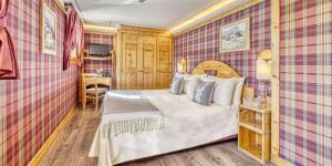 ein Hotelzimmer mit Bett und Schreibtisch in der Unterkunft Hotel Sant'Orso - Mountain Lodge & Spa in Cogne