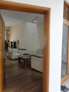 Occazia Residence في كولومبو: غرفة معيشة مع كنبتين وطاولة