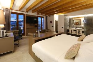Una habitación de hotel con una cama, un escritorio y un baño. en BO Hotel Palma, en Palma de Mallorca 53 fotos más