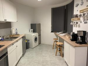 a kitchen with a washing machine and a washer and dryer at Ferienwohnung in Solingen Innenstadt in Solingen +7 photos
