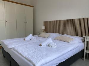 a bedroom with a large bed with towels on it at Ferienwohnung in Solingen Innenstadt in Solingen