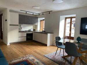 a living room with a table and a kitchen at Villa Vetto in Lanzada