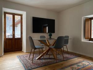 a dining room with a table and four chairs at Villa Vetto in Lanzada