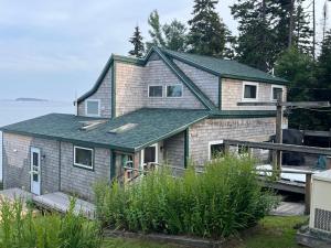 a house on the shore of a lake at Barnacle - quiet family Maine waterfront getaway in Orrs Island
