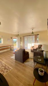 a living room with a couch and a table at Cabaña con jacuzzi exterior y vista al mar - Huellas de Pato, Puerto Montt in Puerto Montt