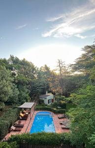 an overhead view of a swimming pool with chairs and a house at Cabañas La Morera in Villa Ventana