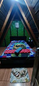 a bedroom with a bed in a attic at Casa Perezosa in Parrita