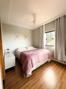 a bedroom with a large bed and a window at Casa 3 Quartos Recanto Buritis in Santa Teresa