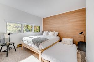 a bedroom with two beds and a window at D-Chalet - 9 personnes - 2 chambres in Beaupré +14 photos