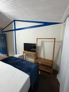 a bedroom with a bed and a desk at Pousada Dom Luiz in Ouro Preto