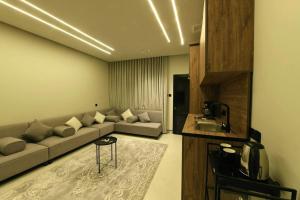 a living room with a couch and a sink at شقة مشراق in Al-ʿUla