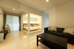 a living room with a couch and a bed at グランコテージベンガルの森 in Nasu