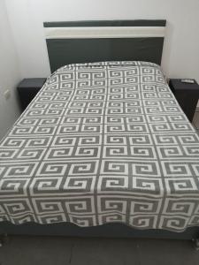 a bed with a black and white patterned mattress at Residencial Lapacho 2 in Luque