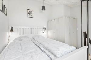 a white bedroom with a large bed in it at 781-Hvide-Sande-Norregade-2-nr-9 in Hvide Sande