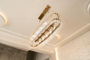 a silver light fixture hanging from the ceiling at Hotel Harvest Retalhuleu in Santa Cruz Muluá
