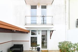 a white building with a balcony on top of it at Casa Tomé de Sousa in Rates