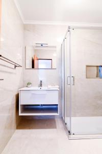 a bathroom with a sink and a shower at Casa Tomé de Sousa in Rates +33 photos