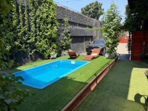 a swimming pool in the yard of a house at Casa Withe opción jacuzzi estadía villa alemana in Villa Alemana