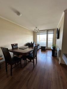 a dining room with a table and chairs in a room at Departamento en Temuco O'Higgins in Temuco +2 photos