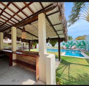 an outdoor pavilion with a swimming pool and a pavilion at Casa levante in Paracuru
