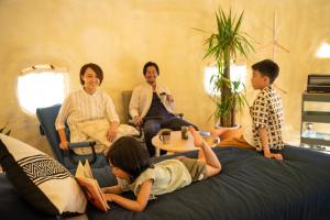 a group of people sitting in a living room at KIBOTCHA/キボッチャ in Higashimatsushima