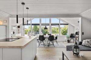 a kitchen and living room with a table and chairs at S746-Stroby-Ladeplads-Lovsangervej-6 in Strøby Ladeplads