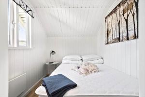a white bedroom with a bed in a room at S746-Stroby-Ladeplads-Lovsangervej-6 in Strøby Ladeplads