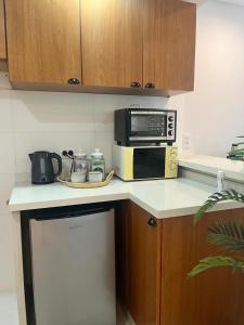 a kitchen with a microwave and a toaster oven at Aires Almafuerte in Saladillo +3 photos