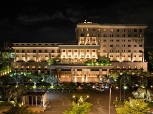 Blick auf ein Gebäude bei Nacht in der Unterkunft I Hotel Batam in Nagoya