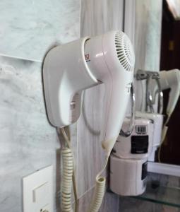 a hair dryer and a hairdryer at Casa Delfin in Playa del Carmen