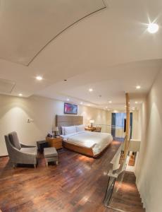 Säng eller sängar i ett rum på Oakwood Residence Kapil Hyderabad