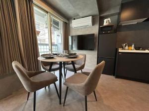 a kitchen with a table and chairs in a room at Domo Stay 鳥越 駅近徒歩秋叶原 上野 生活便利 周辺施設充実 in Tokyo