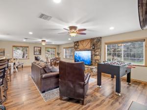 a living room with a pool table and a game room at Manzanita Hill-35 miles to Yosemite, 10 miles to Mariposa with 8 person spa in Mariposa