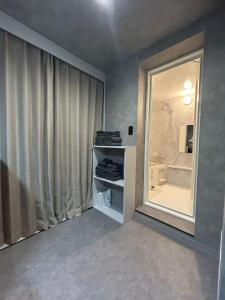 a bathroom with a large mirror and a shower at Domo Stay 鳥越 駅近徒歩秋叶原 上野 生活便利 周辺施設充実 in Tokyo +59 photos