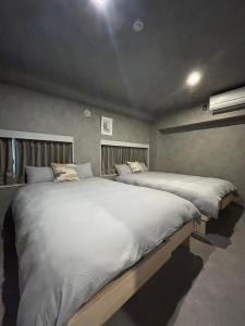 two large beds in a small room with at Domo Stay 鳥越 駅近徒歩秋叶原 上野 生活便利 周辺施設充実 in Tokyo