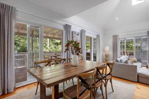a living room with a wooden table and chairs at Paddy's Place in Bangalow