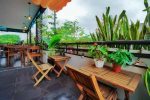 an outdoor patio with tables and chairs and plants at Khách sạn Giao Thông in Hanoi