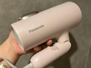 a person holding a hair dryer in their hand at Domo Stay 鳥越 駅近徒歩秋叶原 上野 生活便利 周辺施設充実 in Tokyo