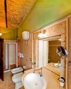 a bathroom with a sink and a toilet and a tub at B&B Liu' Palazzo Ducale in Lesina
