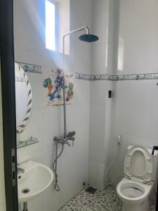a bathroom with a toilet and a sink at Khách sạn Vườn Bưởi in Ấp Bình Sơn