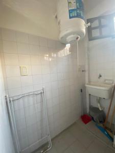 a bathroom with a toilet and a sink at Departamento Gallino PB in Corrientes
