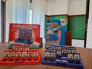 a table with some toy trains and boxes on it at Oro y Miel en pleno centro de Chascomús in Chascomús